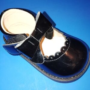 These toddler girls' Mary Jane flat shoes in size 3.5 are perfect for little flo